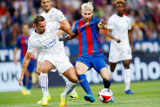 Leicester Citys Robert Huth och Barcelonas Lionel Messi 