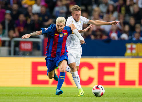 Barcelonas Leo Messi i kamp om bollen med Leicester Citys Jamie Vardy
