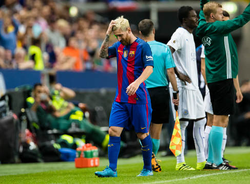 Barcelonas Leo Messi byts ut och får en grön laser i ansiktet
