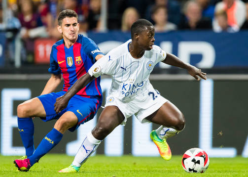 Leicester Citys Nampalys Mendy i kamp med Barcelonas Jesus Alfaro