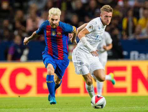 Barcelonas Leo Messi i kamp om bollen med Leicester Citys Jamie Vardy