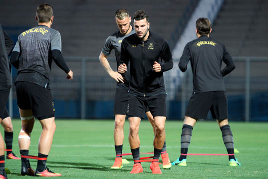 Sveriges Mikael Ishak på en träning med det svenska