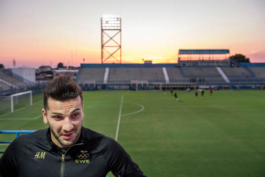Sveriges Mikael Ishak blir intervjuad innan en träning med det svenska U21-landslaget i fotboll