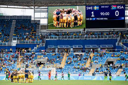Sveriges spelare samlas i en ring på planen efter fotbollsmatchen mellan Sverige och Sydafrika den 3 augusti 2016