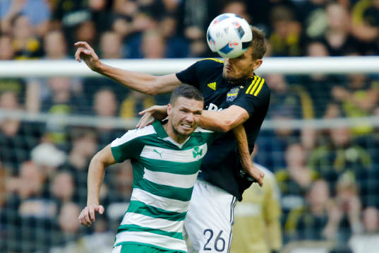 s Jos Hooiveld och Panathinaikos Marcus Berg i en luftduell