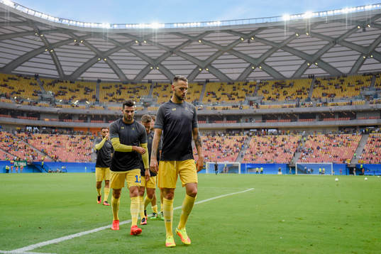 Sveriges Mikael Ishak och Alexander Milosevic värmer upp