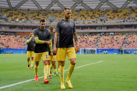 Sveriges Mikael Ishak och Alexander Milosevic värmer upp