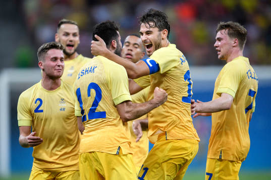 Sveriges Mikael Ishak och Astrit Ajdarevic jublar