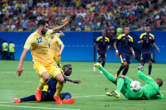 Sveriges Mikael Ishak skjuter ett skott som räddas av