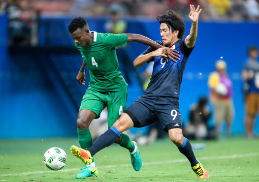 Nigerias Abdullahi Shehu  i närkamp med Japans Shinya Yajima i fotbollsmatchen mellan Nigeria och Japan den 4 augusti 2016