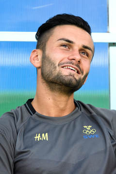 Sveriges Valmir Berisha på bänken i fotbollsmatchen