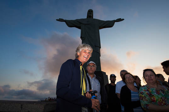 Förbundskapten Pia Sundhage skrattar när Sveriges damfotbollslandslag besöker statyn Cristo Redentor, även kallad Jesusstatyn, den 4 augusti 2016