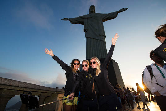 Emilia Appelqvist, Lisa Dahlkvist och Linda Sembrant tar en bild tillsammans när Sveriges damfotbollslandslag besöker statyn Cristo Redentor, även kallad Jesusstatyn, den 4 augusti 2016