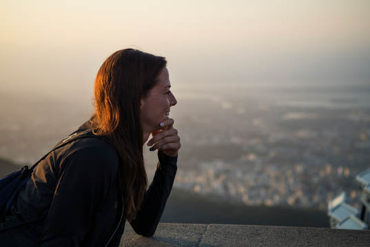 Lotta Schelin kollar ut mot horisonten när Sveriges damfotbollslandslag besöker statyn Cristo Redentor, även kallad Jesusstatyn, den 4 augusti 2016