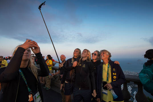 Stina Blackstenius, Fridolina Rolfö, Linda Sembrant, Lisa Dahlkvist och förbundskapten Pia Sundhage när Sveriges damfotbollslandslag besöker statyn Cristo Redentor, även kallad Jesusstatyn, den 4 augusti 2016
