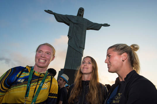 Hedvig Lindahl, Emma Berglund och Olivia Schough när Sveriges damfotbollslandslag besöker statyn Cristo Redentor, även kallad Jesusstatyn, den 4 augusti 2016