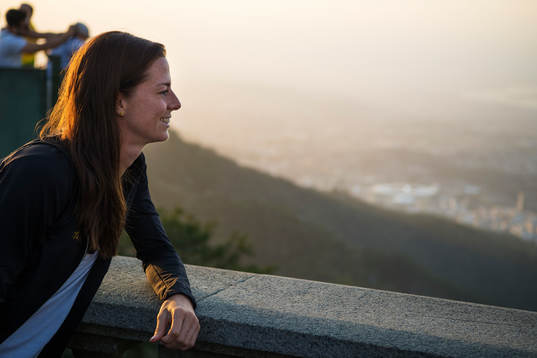 Lotta Schelin kollar ut mot horisonten när Sveriges damfotbollslandslag besöker statyn Cristo Redentor, även kallad Jesusstatyn, den 4 augusti 2016