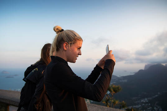 Olivia Schough tar en bild när Sveriges damfotbollslandslag besöker statyn Cristo Redentor, även kallad Jesusstatyn, den 4 augusti 2016