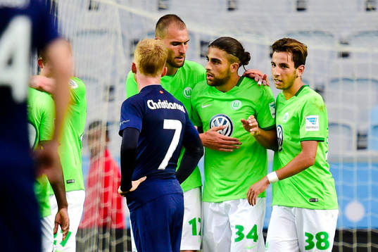 Wolfsburgs Borja Mayoral , Ricardo Rodriguez och Azzaoui jublar efter 0-1 på straff