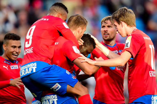Helsingborgs spelare jublar efter 1-1 av Lalawélé Atakora