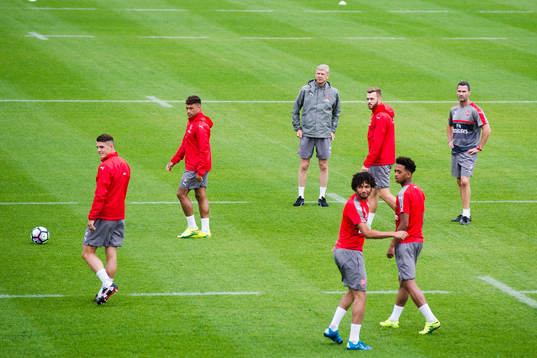 Arsenals tränare Arsene Wenger instruerar spelarna