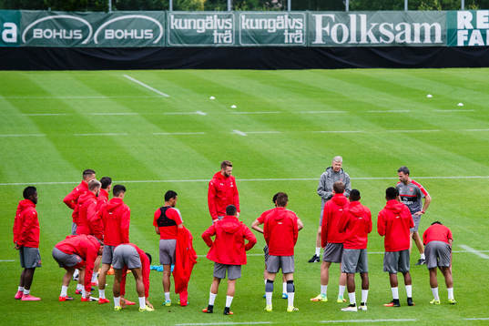 Arsenals tränare Arsene Wenger instruerar spelarna