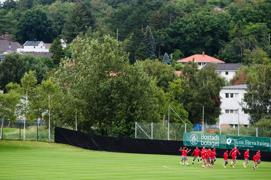 Arsenals tränare Arsene Wenger instruerar spelarna