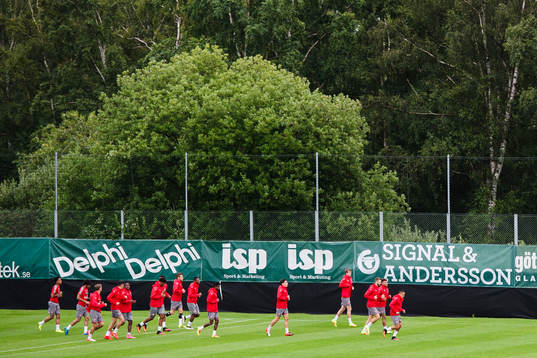 Arsenals tränare Arsene Wenger instruerar spelarna