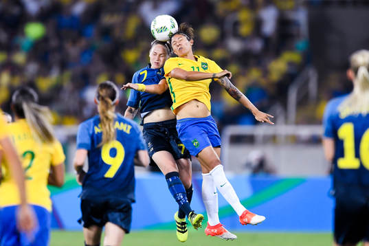 Sveriges Lisa Dahlkvist i en nickduell mot Brasiliens Cristiane i fotbollsmatchen mellan Brasilien och Sverige den 6 augusti 2016
