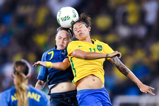 Sveriges Lisa Dahlkvist i en nickduell mot Brasiliens Cristiane i fotbollsmatchen mellan Brasilien och Sverige den 6 augusti 2016