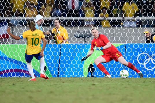 Brasiliens Marta gör 3-0 på straff på Sveriges målvakt