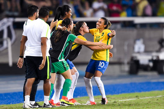 Brasiliens Marta jublar med lagkamraterna på bänken
