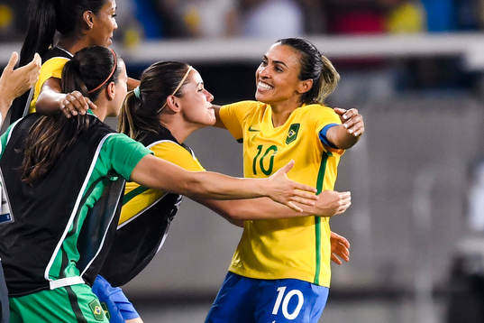 Brasiliens Marta jublar med lagkamraterna på bänken