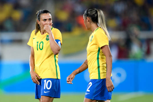 Brasiliens Marta pratar med Fabiana i fotbollsmatchen