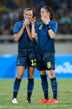 Sveriges Fridolina Rolfö pratar med Lotta Schelin i