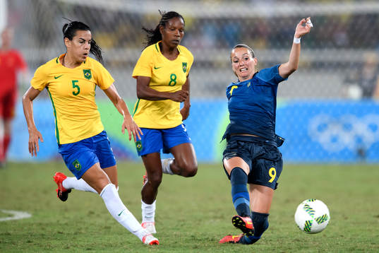 Brasiliens Thaisa och Formiga jagar Sveriges Kosovare