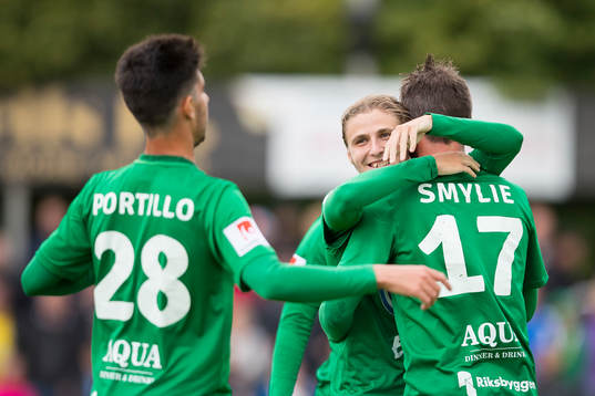 Jönköpings Alejandro Fernandez Portillo (med ryggen i