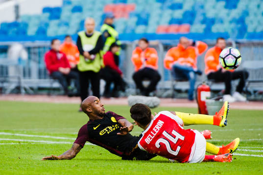 Manchester Citys Fabian Delph glidtacklat på Arsenals