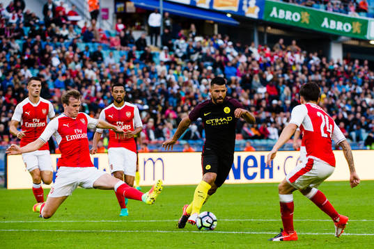 Arsenals Rob Holding glidtacklat mot Manchester Citys