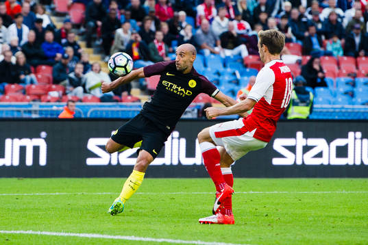 Manchester Citys Pablo Zabaleta skjuter och Arsenals Nacho Monreal försvarar