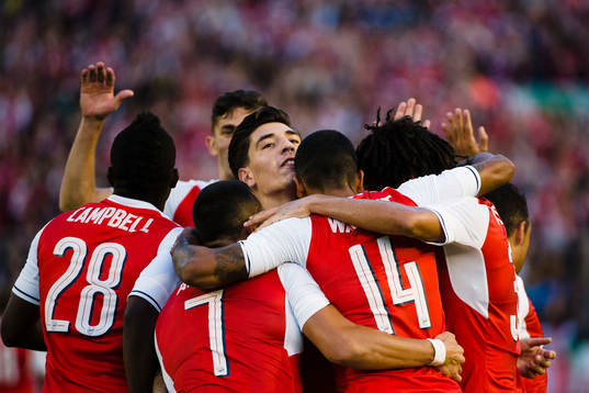 Arsenals Theo Walcott jublar med lagkamrater efter att ha gjort 3-1-målet
