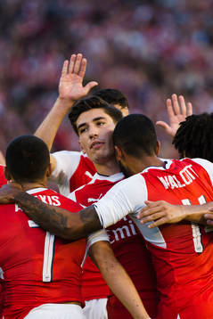 Arsenals Theo Walcott jublar med lagkamrater efter att ha gjort 3-1-målet
