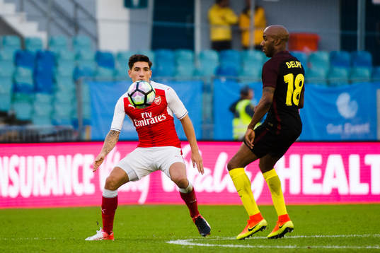 Arsenals Hector Bellerin och Manchester Citys Fabian Delph
