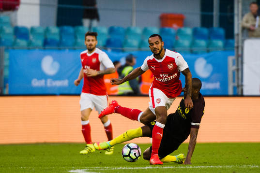 Manchester Citys Fernandinho Luiz Roza glidtacklat Arsenals