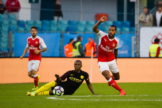 Manchester Citys Fernandinho Luiz Roza glidtacklat Arsenals