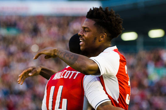 Arsenals Chuba Akpom har gjort 2-1-målet och jublar med Theo Walcott