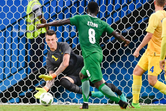 Sveriges målvakt Andreas Linde räddar skott från Nigerias Oghenekaro Etebo