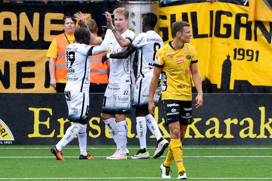Häckens Samuel Gustafson jublar efter 1-2