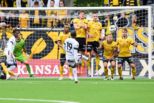 Häckens John Owoeri lägger frispark mot Elfsborgs mur som består av Jörgen Horn, Viktor Prodell, Viktor Claesson och Henning Hauger