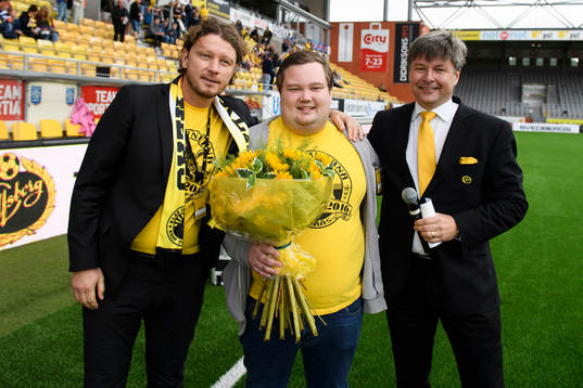 Elfsborgs klubbchef Stefan Andreasson och ordförande Bo Johansson överlämnar blommor till supporterklubben Guliganernas ordförande Glenn Holvik Gustavsson då de firar 25 år innan fotbollsmatchen i Allsvenskan mellan Elfsborg och Häcken den 7 augusti 2016 i BORÅS.
